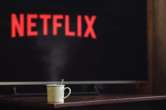 TV exibindo logo da Netflix